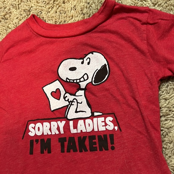 Hardly worn/like new toddler boy’s 3T Charlie Brown Snoopy Valentine’s Day tee! - Picture 3 of 4
